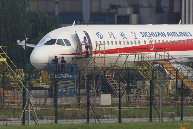 Workers inspect a Sichuan Airlines aircraft that made an emergency landing after a windshield on the cockpit broke off, at an airport in Chengdu, Sichuan province, China May 14, 2018. (REUTERS Photo)