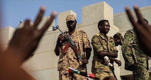المجلس العسكري السوداني يعتقل ضباطا كبارا وقياديين إسلاميين بتهمة تدبير انقلاب