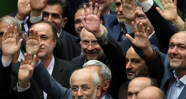 محمد باقر قاليباف وسط يلوح بيده بعد انتخابه رئيساً لمجلس الشورى الإيراني الفرنسية