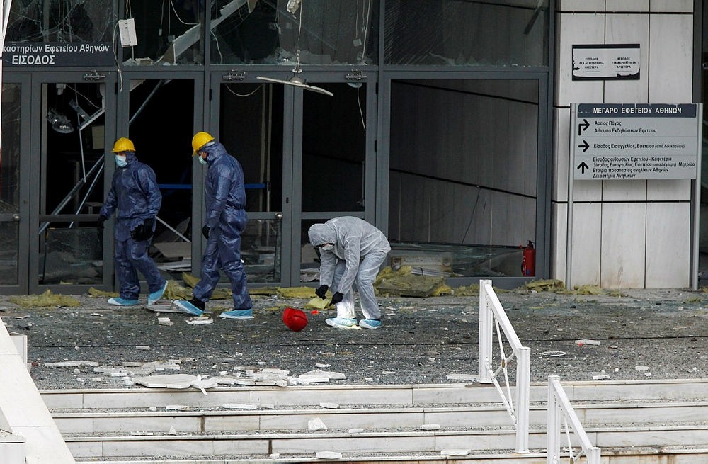 Police experts search for evidence at the site of an explosion outside of Athens' Appeals Court, in Athens, Greece, 22 December 2017. (EPA Photo)