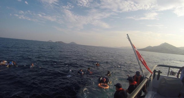 خفر السواحل التركية ينقذ 31 مهاجراً وينتشل 8 جثث بعد غرق قاربهم قبالة بودروم