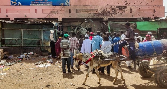 ناس يتجمعون بالقرب من مبنى أصيب بالرصاص في السوق السادس في جنوب العاصمة السودانية الخرطوم 1-6-2023 صورة: AFP