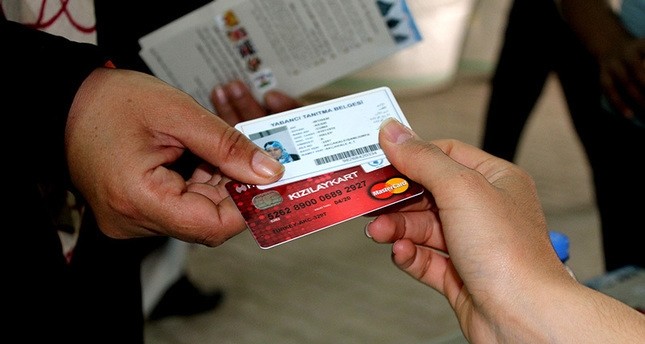 المفوضية الأوروبية تتجه لمنح اللاجئين في تركيا بطاقات مالية