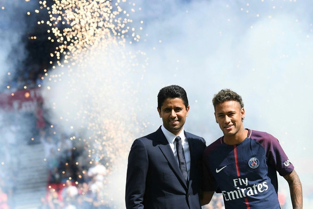 Paris Saint-Germain's Brazilian forward Neymar (R) poses with PSG Qatari president Nasser Al-Khelaifi (L) during his presentation to the fans at the Parc des Princes stadium in Paris, on August 5, 2017. (AFP Photo)