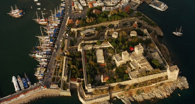 بسبب متاحفها وآثارها.. قلعة بودروم التركية تعج بالسياح
