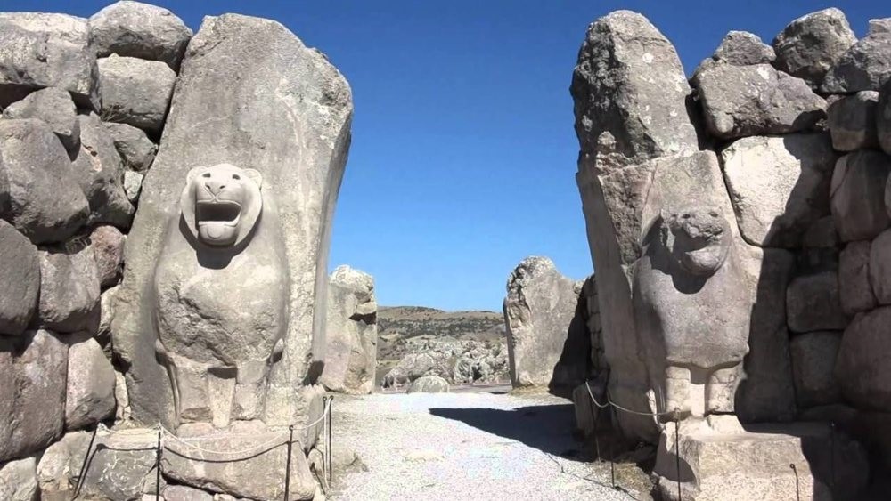 The Lionu2019s Gate (above) lies in the southwest of antient the Hittite capital Hattusa. The city has five remaining gates including the Lionu2019s Gate: one in the west, the Kingu2019s Gate, a procession gate and the Sphinx Gate.