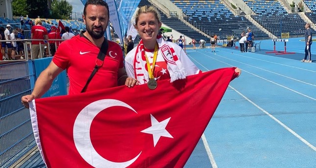 العداءة التركية فاطمة داملا ألتن فازت بالميدالية الذهبية في سباق 400 متر حواجز الأناضول
