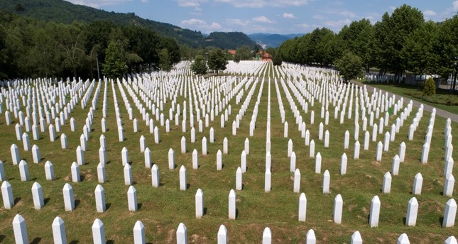 مقبرة لضحايا مذبحة سربرنيتشا بالبوسنة والهرسك رويترز