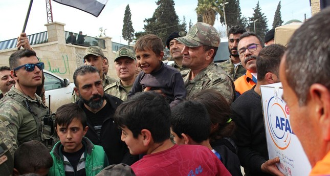 قائد الجيش الثاني التركي يشرف على توزيع مساعدات إنسانية في عفرين