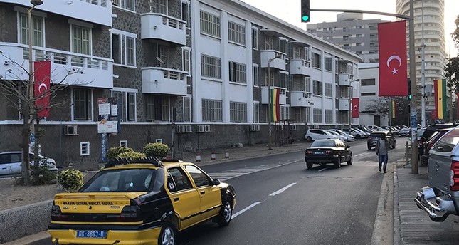 الأعلام التركية مرفوعة في داكار ترحيبا بزيارة الرئيس أردوغان الأناضول