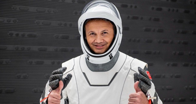 رائد الفضاء التركي وهو ألبير غزر أوجي. وكالة الفضاء التركية