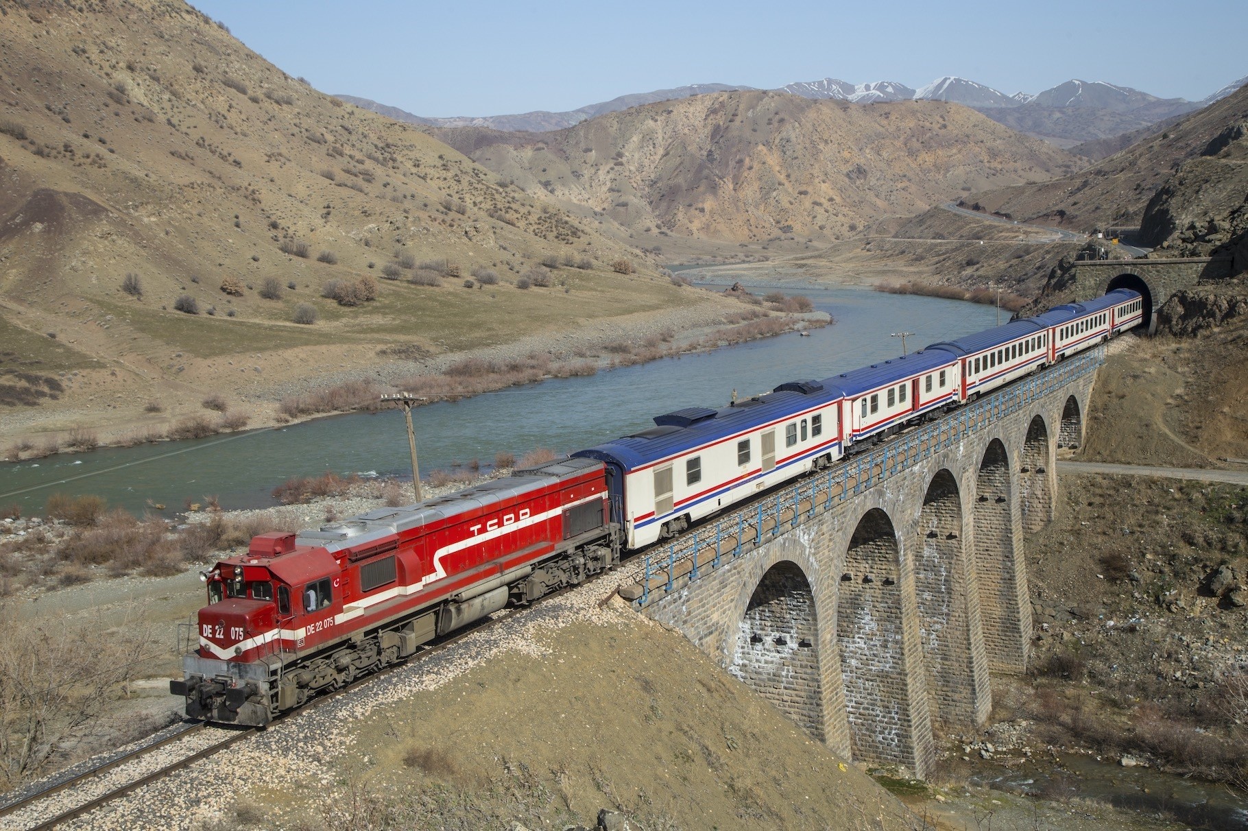 The Kurtalan Express departs from Ankara and arrives in Siirt in more than 24 hours. Although the journey is long, the train features sleeping cars that make the journey more comfortable.