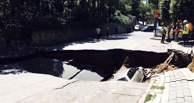 Road in Istanbul’s Üsküdar collapses, parked car pulled into hole / DAILY SABAH