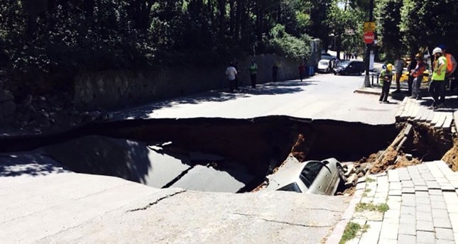 Road in Istanbul’s Üsküdar collapses, parked car pulled into hole / DAILY SABAH Road in Istanbul’s Üsküdar collapses, parked car pulled into hole / DAILY SABAH
