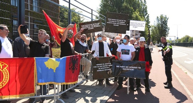 متظاهرون مشجعون للرئيس الكوسوفي هاشم تاجي رويترز
