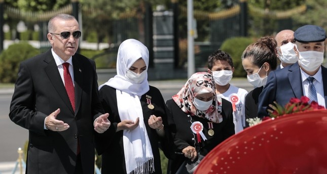 في ذكراهم.. أردوغان يضع إكليلا من الزهور على نصب شهداء 15 تموز