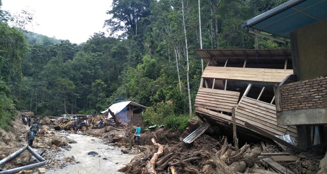 22 قتيلاً وعدد كبير من المفقودين بعد أمطار غزيرة في أندونيسيا