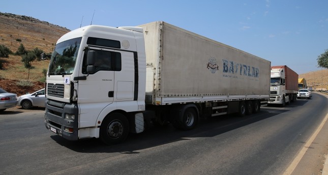 30 شاحنة مساعدات أممية تعبر تركيا إلى إدلب
