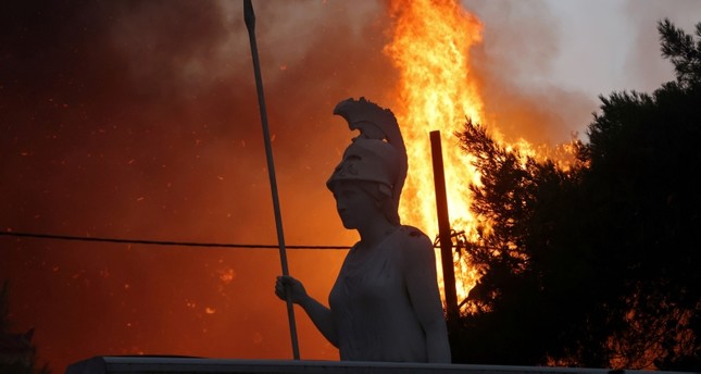 تمثال يوناني قريب من حريق غابات في ضواحي أثينا رويترز