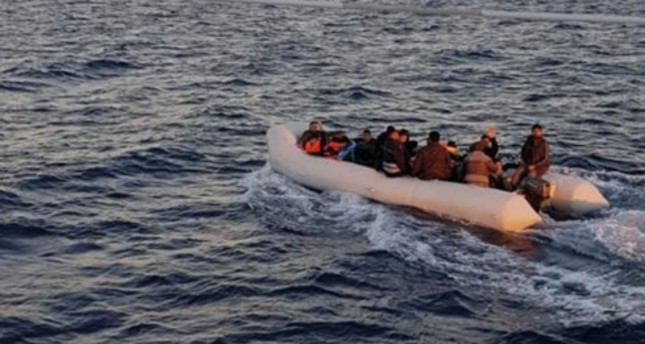 قارب يقل مهاجرين غير نظاميين قبالة السواحل التركية من الأرشيف