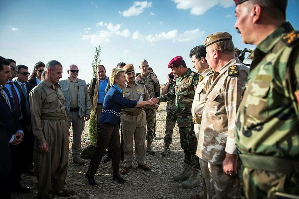 German Minister of Defence Ursula von der Leyen (C) talks to Kurdish Peshmerga Officers at a barracks in Irbil, Iraq, Sept. 25, 2014. (EPA Photo)