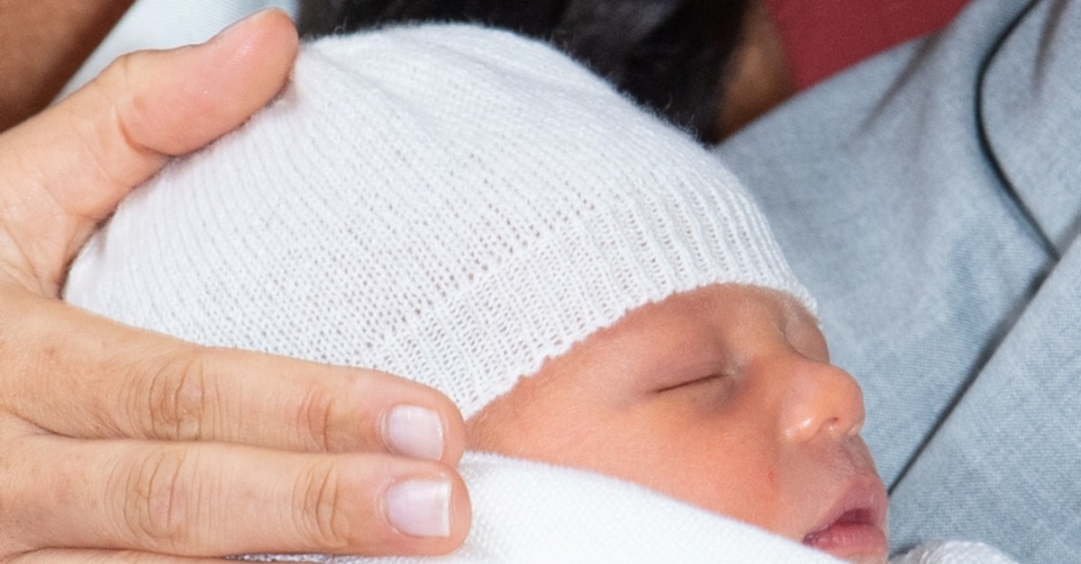 Meghan, Duchess of Sussex places her hand next to her baby son, who was born on Monday morning, during a photocall in St George's Hall at Windsor Castle, in Berkshire, Britain May 8, 2019. (Reuters Photo)