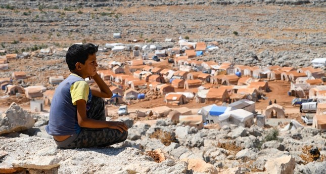 طفل سوري نازح بالقرب من مخيم للنازحين في محافظة إدلب شمالي سوريا صورة: AFP