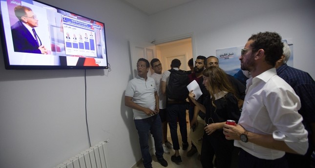 أعضاء من حملة المرشح الرئاسي نبيل القروي أثناء متابعة نتائج الانتخابات وكالة الأناضول