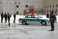 عناصر الشرطة حول ضريح آية الله الخميني، طهران، إيران. 7 يونيو، 2017 الفرنسية