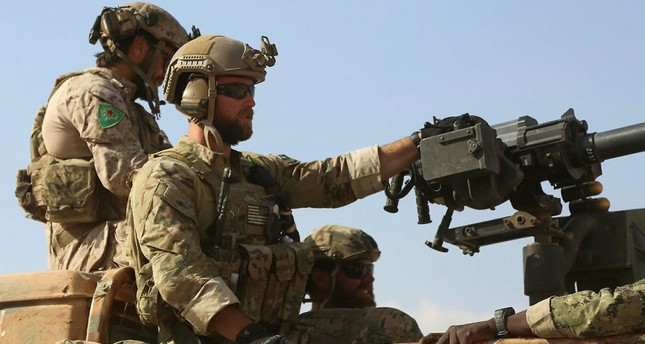 US-Militärs auf Fotos Hand in Hand mit der YPG