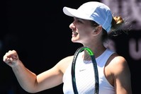 Halep celebrates after beating Kontaveit at the Australian Open quarterfinals in Melbourne, Jan. 29, 2020. (AFP Photo)