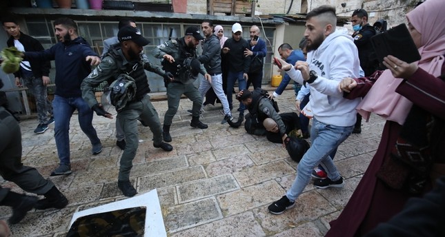 الشرطة الإسرائيلية تعتدي على فلسطينيين أثناء صلاة العيد أمام الأقصى