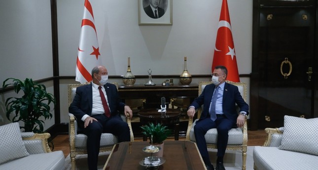 نائب الرئيس التركي مستقبلا رئيس وزراء قبرص التركية الأناضول