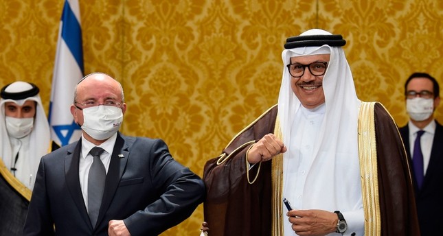 وزير الخارجية البحريني عبد اللطيف بن راشد الزياني إلى اليمين مع رئيس الوفد الإسرائيلي مستشار الأمن القومي مئير بن شبات في حفل توقيع تطبيع العلاقات في المنامة الفرنسية