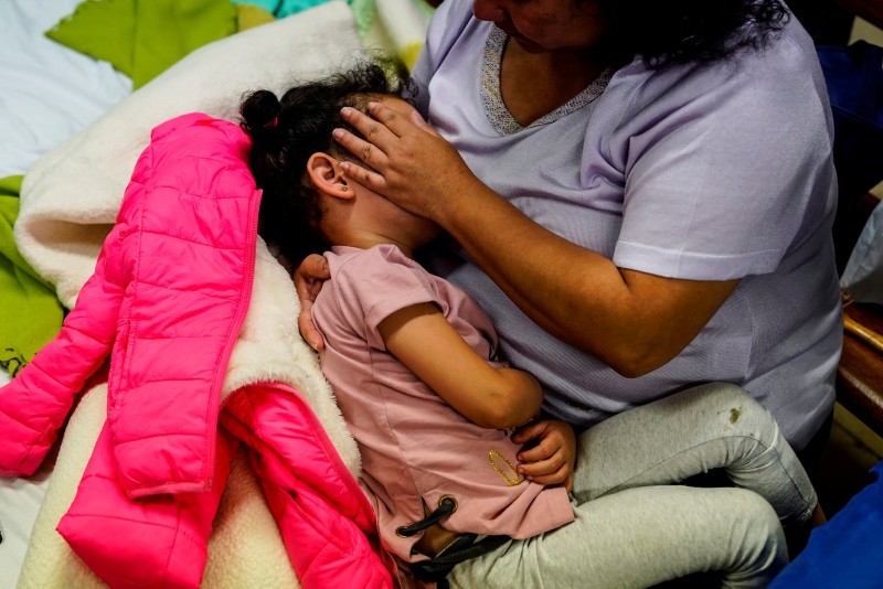 A woman, with her daughter, from Venezuela, rests at the San Carlos Borromeo parish house shelter, after having spent days in the street following their asylum request in Madrid, Spain, November 21, 2018. (REUTERS Photo)