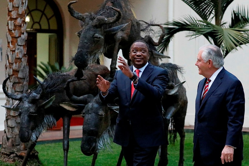 Kenya's President Uhuru Kenyatta (C) walks with U.S. Secretary of State Rex Tillerson after their meeting at the State House in Nairobi, on March 9, 2018. (AFP PHOTO)