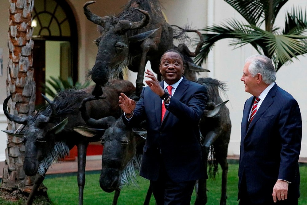 Kenya's President Uhuru Kenyatta (C) walks with U.S. Secretary of State Rex Tillerson after their meeting at the State House in Nairobi, on March 9, 2018. (AFP PHOTO)