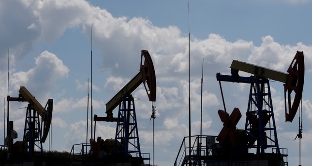 أسعار النفط تهبط وسط تخوفات استمرار تأثر الطلب بفعل كورونا
