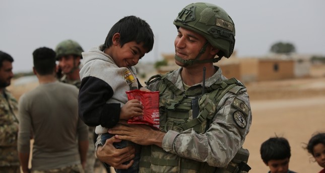 الجيش التركي يواصل تلبية احتياجات أهالي تل أبيض السورية