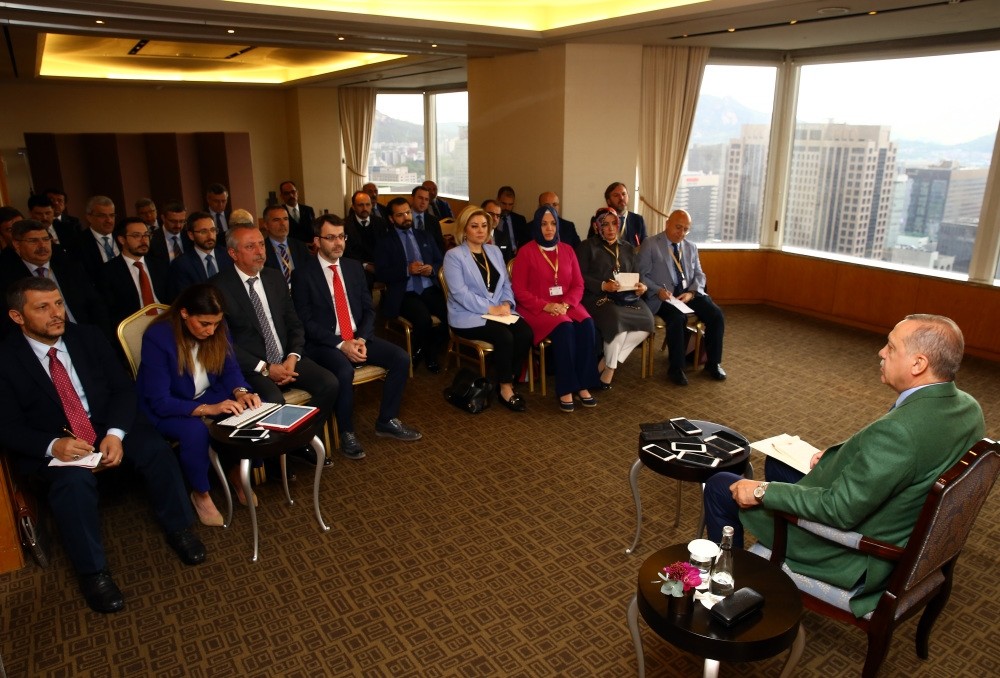 President Erdou011fan talks to the members of the Turkish press during his two-day state visit to South Korea yesterday.