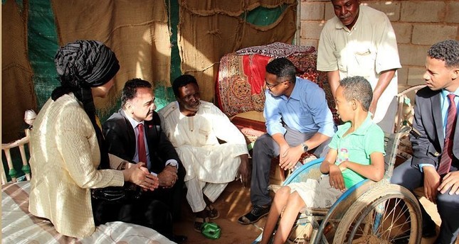 السفير التركي في الخرطوم يزور مواطنا سودانيا مشلولا في بيته ويقدم له المساعدة