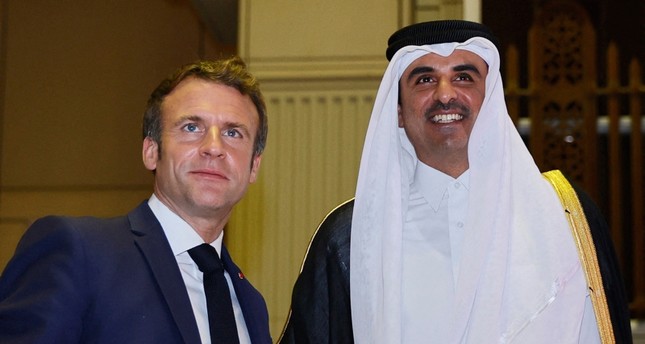 الشيخ تميم بن حمد آل ثاني مستقبلا الرئيس الفرنسي إيمانويل ماكرون اليوم الفرنسية