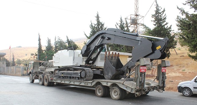 الجيش التركي يرسل جرافات عسكرية ومعدات بناء إلى الحدود مع سوريا