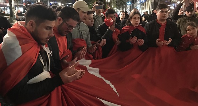 مجموعة من المواطنين الأتراك في العاصمة الألمانية برلين يحتفلون عقب إعلان النتائج الأولية لاستفتاء التعديلات الدستورية