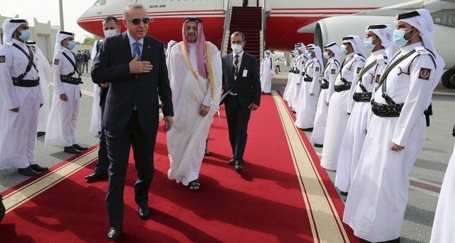 الرئيس التركي رجب طيب أردوغان يتفقد حرس الشرف القطري في مطار الدوحة قبل لقاء مع أمير قطر الشيخ تميم بن حمد آل ثاني، الدوحة، 2-7-2020 صورة: AP