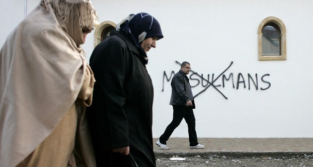 عنصريون يعلقون رأس خنزير على باب مسجد شرقي فرنسا