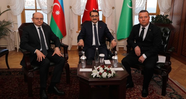 وزير الطاقة التركي يجتمع بنظيريه الأذري والتركمانستاني في إسطنبول