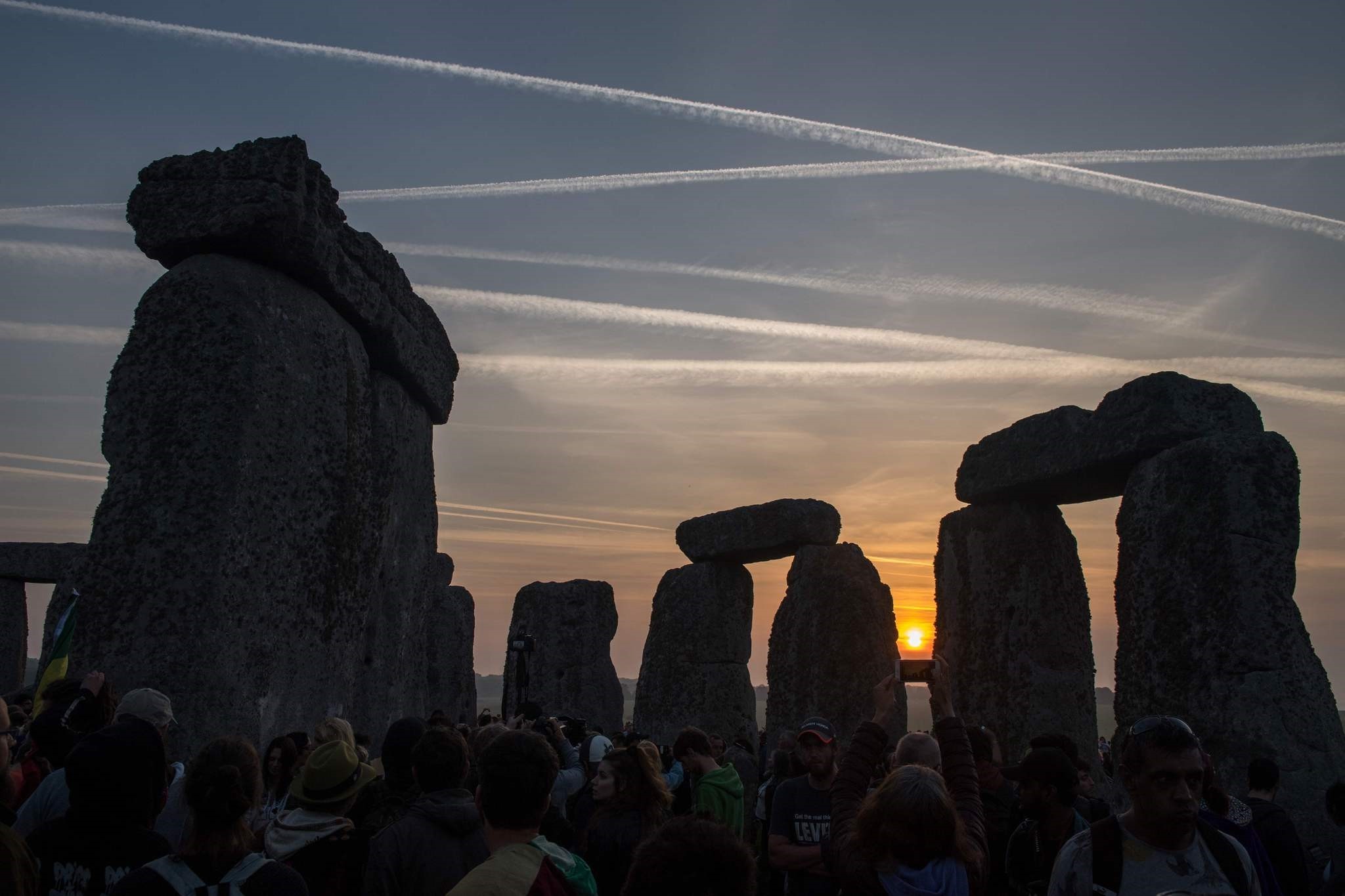 Revellers watch the sunrise as they celebrate the pagan festival of Summer Solstice at Stonehenge in Wiltshire, southern England on June 21, 2017. (AFP Photo)