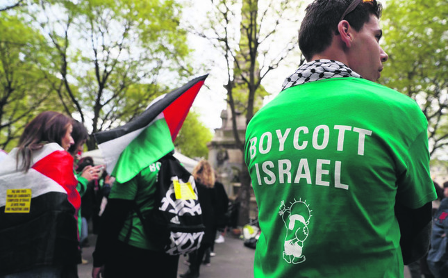Protesters in Paris demonstrate against Israel's first officially sanctioned new West Bank settlement in more than 25 years, April 1, 2017.