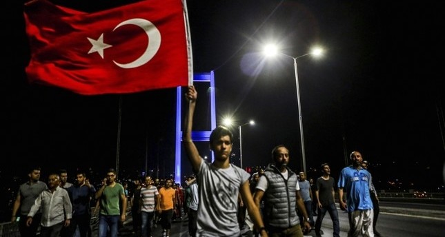 مجموعة من المواطنين يسيرون فوق جسر شهداء 15 يوليو جسر اليوسفور سابقا رافعين العلم التركي احتجاجاً على محاولة الانقلاب